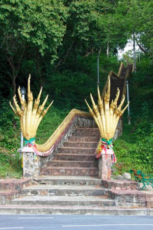Mit zwei siebenköpfigen Nag verzierte Treppen zum Phra That Chedi Luang auf dem Gipfel des Tang Kuan Hügels in der Stadt Songkhla.