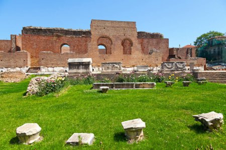 Das römische Odeon, das bedeutendste antike Monument, befindet sich in der Oberstadt von Patras und wurde um 160 n. Chr. unter Antoninus Pius oder Marcus Aurelius erbaut..