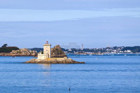 Le phare de l'Ile Noire est un îlot rocheux dans la baie de Morlaix au large de la ville de Plouezoc'h en Finistère (Bretagne)).