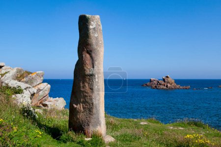 Le Menhir des Marsouins est une pierre debout sur le bord de la Pointe de Primel à Plougasnou, Bretagne.