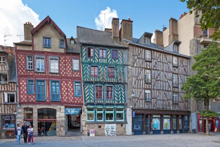Téléchargez les photos : Rennes, France - 30 juillet 2017 : Anciennes maisons à colombages de la Place Sainte-Anne, place de la vieille ville de Rennes en Bretagne. - en image libre de droit