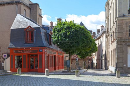 Téléchargez les photos : Rennes, France - 30 juillet 2017 : Rue des Dames face à la Cathédrale Saint-Pierre de Rennes). - en image libre de droit