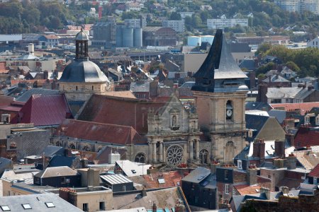 Téléchargez les photos : Vue aérienne de l'église Saint-Rémy, une église catholique située à Dieppe, en France - en image libre de droit