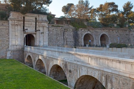 La Porte d 'Italie (Puerta de Italia) fue perforada en los vestigios de las antiguas murallas de Tolón por el arquitecto Vauban en 1791.