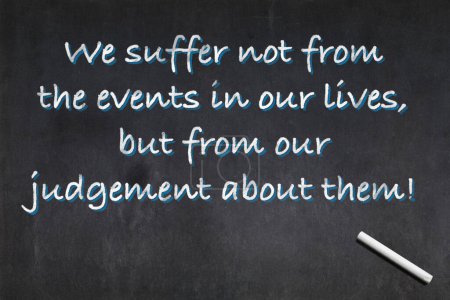 Tableau noir avec une citation du philosophe Epictetus : Nous ne souffrons pas des événements de notre vie, mais de notre jugement à leur sujet!