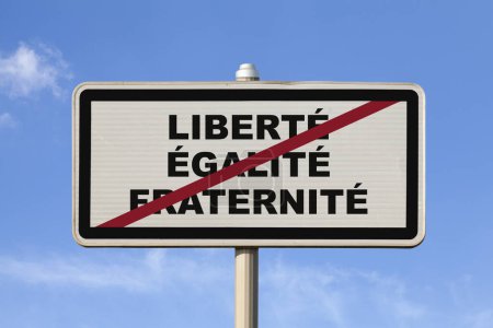 Una señal de la ciudad de salida francesa contra un cielo azul con escrito en el medio en francés "Liberte, Egalite, Fraternite", que significa en inglés "Liberty, Equality, Fraternity".