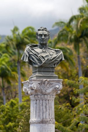Foto de Busto de bronce de Francois Gedeon Bailly, conde de Monthion y general del Imperio frente a la entrada del Jardín de l 'Etat en Saint-Denis de la Reunion. - Imagen libre de derechos