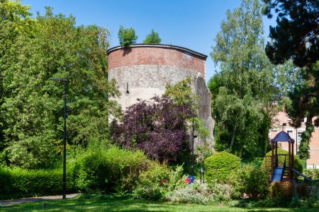 Der Dodenne-Turm ist eine Festung aus dem 14. Jahrhundert in Valenciennes, Hauts-de-France