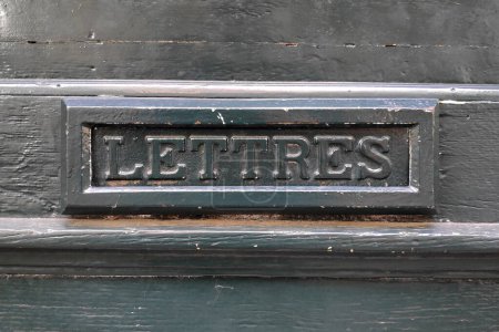 Großaufnahme auf einem Briefschlitz mit französischen "Lettres", was auf Englisch "Letters" bedeutet.