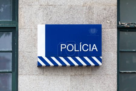 Portugiesische Polizei signiert vor einer Polizeiwache in Porto.