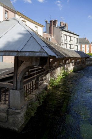 The origins of the Wash-house of rue des Argillieres in Gisors date back to the 15th century. Located on the banks of the river Epte, this construction incorporates limestone and timber framing, while the roof is entirely covered with slate.