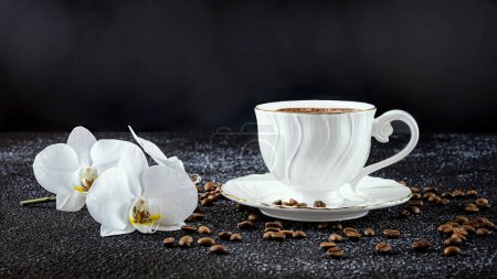 Foto de Taza blanca de café, flores blancas de orquídea, granos de café. Composición romántica sobre fondo negro, vista lateral. - Imagen libre de derechos