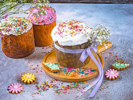 Foto de Pastel de Pascua es una cocción tradicional ucraniana festiva. Gypsophila flores, galletas y salpicaduras como decoración sobre un fondo claro. - Imagen libre de derechos