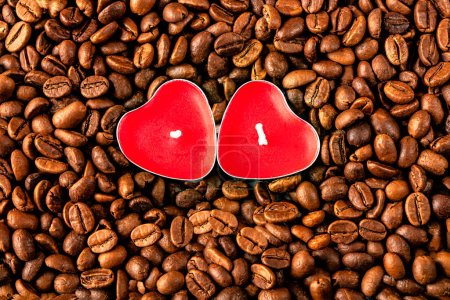 Téléchargez les photos : Les grains de café et deux bougies rouges sous la forme d'un fond de coeur. Texture des grains de café, concept d'amoureux du café - en image libre de droit