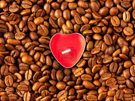 Téléchargez les photos : Grains de café bougie rouge sous la forme d'un fond de coeur, vue de dessus. Concept d'amoureux du café - en image libre de droit