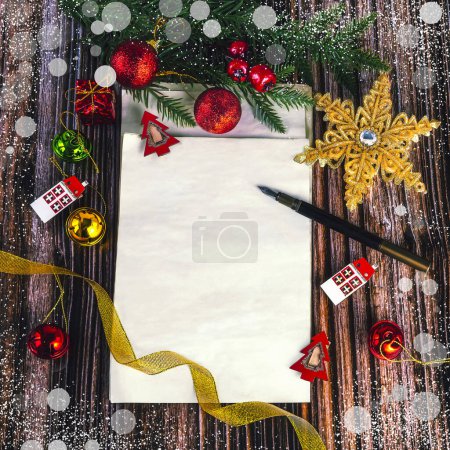 Foto de Composición de Navidad y Año Nuevo con hoja de papel artesanal y decoración navideña, guirnalda dorada, copo de nieve dorado. Lugar para la prueba, vista superior - Imagen libre de derechos