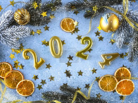 Foto de Fondo de Año Nuevo con números dorados 2024, decoración navideña sobre fondo azul nieve. Feliz año nuevo concepto - Imagen libre de derechos