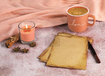 Foto de Bodegón romántico en el color del año 2024 Peach Fuzz. Una taza de café melocotón, hojas de papel kraft y un bolígrafo de tinta, un pedazo de tela de color melocotón. - Imagen libre de derechos