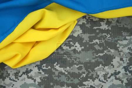 Universelle Armeetarnung. Tarnung der ukrainischen Streitkräfte und Flagge. Pixelhintergrund.