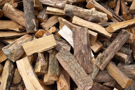 Téléchargez les photos : Beaucoup de bois de chauffage de chêne haché. Contexte naturel. Récolte pour l'hiver, saison de chauffage. - en image libre de droit