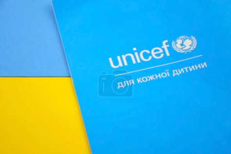 Foto de KHARKIV, UKRAINE - FEBRUARY 12, 2023: Unicef logo on the flyer. UNICEF is a United Nations program that provides humanitarian and developmental assistance to children and mothers in developing countries. - Imagen libre de derechos