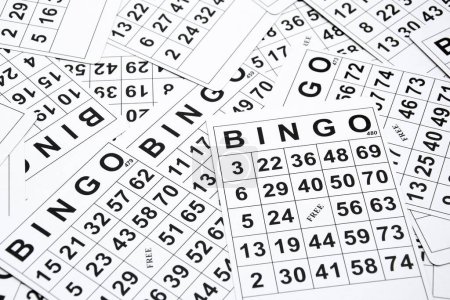 Foto de Un montón de cartas para un juego de mesa de bingo o lotería sobre un fondo claro. Lotto ruso tiene las mismas reglas que el clásico juego de bingo mundial. - Imagen libre de derechos