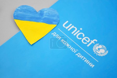 Foto de KHARKIV, UKRAINE - FEBRUARY 12, 2023: Unicef logo on the flyer. UNICEF is a United Nations program that provides humanitarian and developmental assistance to children and mothers in developing countries. - Imagen libre de derechos
