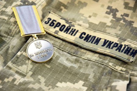 Foto de Kharkiv, Ucrania - 13 de marzo de 2023: Medalla por la valentía en la batalla de los militares ucranianos sobre un fondo de píxeles. Guerra en Ucrania. - Imagen libre de derechos
