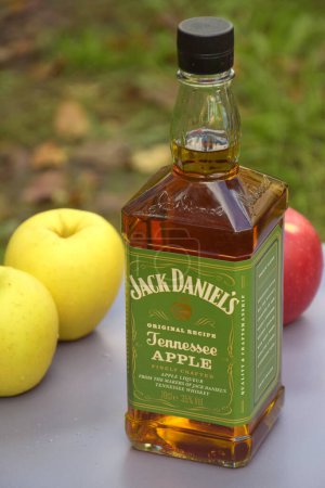 Téléchargez les photos : KHARKIV, UKRAINE - 15 OCTOBRE 2022 : Bouteille de Jack Daniels aux arômes de pomme. Recette originale des fabricants de whisky du Tennessee - en image libre de droit