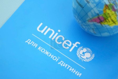 Foto de KHARKIV, UCRANIA - 12 DE FEBRERO DE 2023: El sitio web de UNICEF por teléfono es un programa de las Naciones Unidas que proporciona asistencia humanitaria y de desarrollo a niños y madres de países en desarrollo. - Imagen libre de derechos
