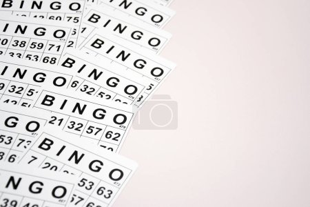 Foto de Un montón de cartas para un juego de mesa de bingo o lotería sobre un fondo claro. Lotto ruso tiene las mismas reglas que el clásico juego de bingo mundial. - Imagen libre de derechos