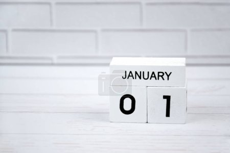 Téléchargez les photos : Le calendrier perpétuel en bois blanc du 1er janvier. - en image libre de droit