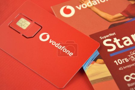 Téléchargez les photos : KHARKIV, UKRAINE - 11 FÉVRIER 2023 : Trousse de démarrage Vodafone sur fond rouge. - en image libre de droit