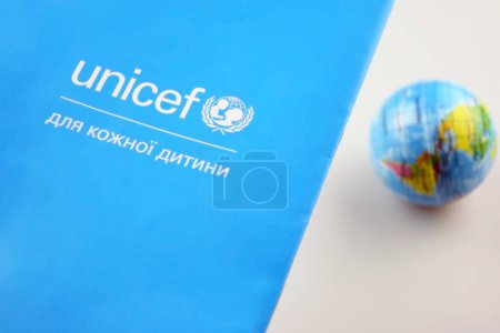 Téléchargez les photos : KHARKIV, UKRAINE - 12 FÉVRIER 2023 : Le logo de l'Unicef sur le dépliant est un programme des Nations Unies qui fournit une aide humanitaire et au développement aux enfants et aux mères des pays en développement. - en image libre de droit