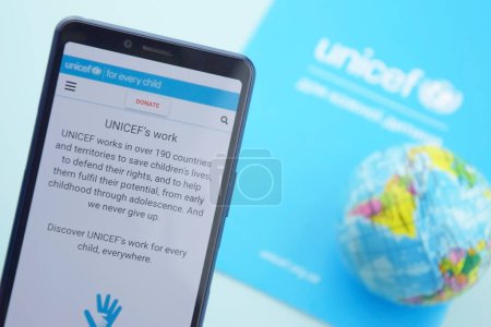 Foto de KHARKIV, UCRANIA - 12 DE FEBRERO DE 2023: El sitio web de UNICEF por teléfono es un programa de las Naciones Unidas que proporciona asistencia humanitaria y de desarrollo a niños y madres de países en desarrollo. - Imagen libre de derechos