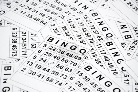 Viele Karten für ein Brettspiel wie Bingo oder Lotto auf hellem Hintergrund. Russisches Lotto hat die gleichen Regeln wie das klassische weltweite Bingospiel.
