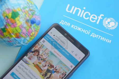 Téléchargez les photos : KHARKIV, UKRAINE - 12 FÉVRIER 2023 : Le site Web de l'UNICEF au téléphone est un programme des Nations Unies qui fournit une aide humanitaire et au développement aux enfants et aux mères des pays en développement. - en image libre de droit