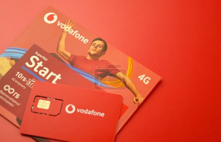 Téléchargez les photos : KHARKIV, UKRAINE - 11 FÉVRIER 2023 : Trousse de démarrage Vodafone sur fond rouge. - en image libre de droit
