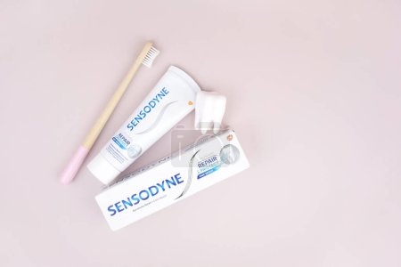 Téléchargez les photos : Kharkiv, Ukraine, 19 AOÛT 2023 : Une boîte de dentifrice Sensodyne sur fond clair. Sensodyne est un produit GlaxoSmithKline. - en image libre de droit