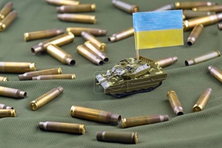 Un tanque de batalla con la bandera de Ucrania en un fondo de billetes de dólar estadounidense. Concepto de asistencia militar.