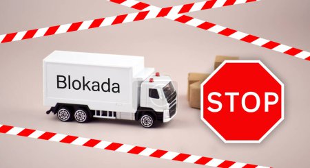 Foto de Camión de carga de juguete blanco o furgoneta y señalización de prohibición de pasar la frontera aduanera de Polonia. El concepto de bloqueo fronterizo entre Polonia y Ucrania - Imagen libre de derechos