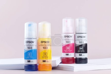Foto de KHARKIV, UKRAINE - FEBRUARY 11, 2023: Four bottles of ink Epson, yellow, red, blue, black, built-in to the Epson L3150 series printer. - Imagen libre de derechos