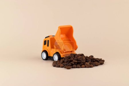 Der Spielzeugwagen mit Kaffee auf hellem Hintergrund