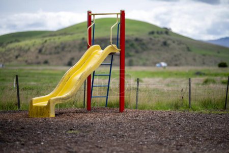 Téléchargez les photos : Glissades et balançoires dans une aire de jeux dans un parc en Australie au printemps - en image libre de droit