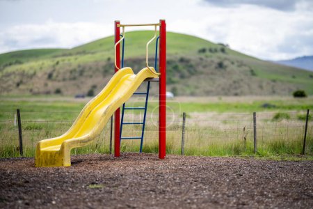 Téléchargez les photos : Glissades et balançoires dans une aire de jeux dans un parc en Australie au printemps - en image libre de droit