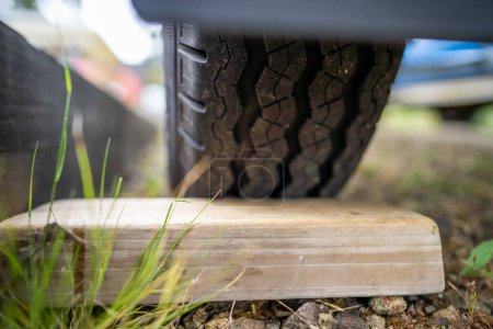 blocs de pneus pour une remorque dans un parc pour le camping 