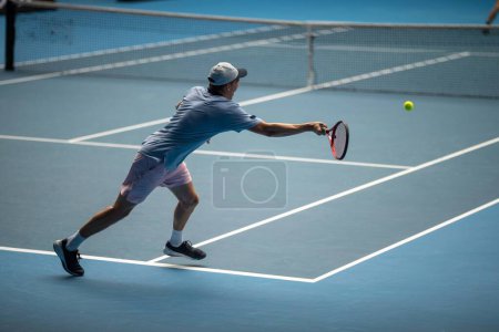 Téléchargez les photos : Athlete playing tennis. Amateur female tennis player hitting a forehand playing tennis summer - en image libre de droit