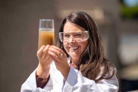 Photo pour Femme pédologue pipette solution de sol dans un laboratoire. scientifique travaillant dans l'agriculture australie - image libre de droit