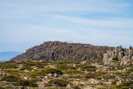 Foto de El pico de wellington mt mirando por encima de la ciudad de hobart, montaña rocosa en Australia - Imagen libre de derechos