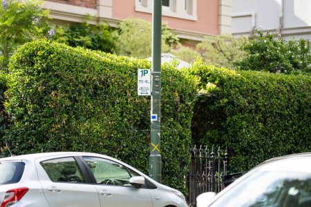 Téléchargez les photos : Parking sign on a street in melbourne australia in summe - en image libre de droit
